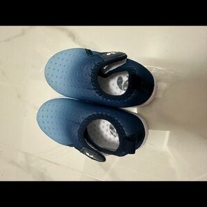 Toddler water shoes size 7. Non slip barefoot beach shoes.